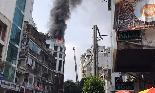 TPHCM: Khach san A&Em chay du doi, nhieu nguoi hot hoang thao chay