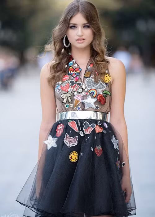 Bằng tuổi Tiểu Vy (18 tuổi), Natalija Gluscevic đại diện cho nhan sắc Montenegro. Natalija đang là học sinh trung học phổ thông, mong muốn trở thành một doanh nhân.