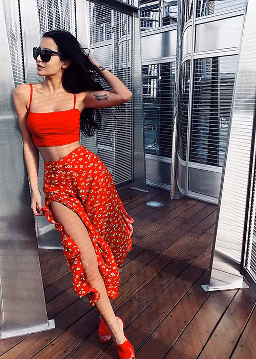 Người đẹp đến từ Ai Cập đang là giám đốc của một công ty dịch vụ truyền thông sáng tạo. Mony chia sẻ, cô biết chơi đàn violin và yêu thích cưỡi ngựa, múa bụng.