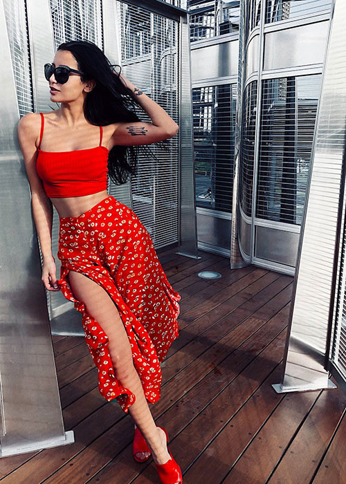 Người đẹp đến từ Ai Cập đang là giám đốc của một công ty dịch vụ truyền thông sáng tạo. Mony chia sẻ, cô biết chơi đàn violin và yêu thích cưỡi ngựa, múa bụng.