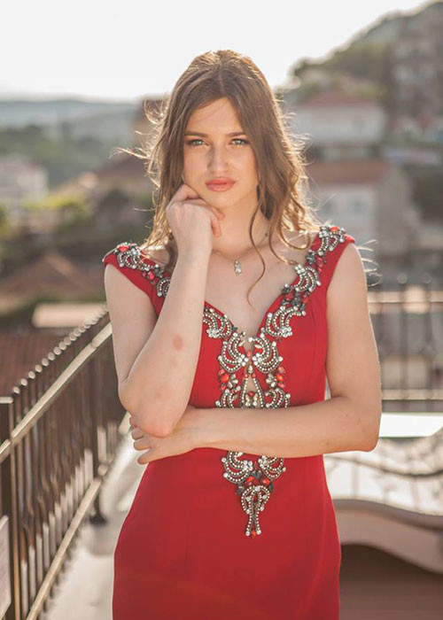 Đại diện Montenegro cao 1m76, thích chơi đàn guitar, tennis, nhảy múa, ca hát. Natalija cho hay cô có thể nói tiếng Anh và một chút tiếng Pháp.