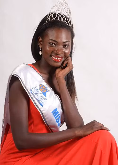 Florence Thompson đến từ Nam Sudan. Cô năm nay 19 tuổi, cao 1m82. Đại diện Nam Sudan thuộc nhóm của Tiểu Vy.