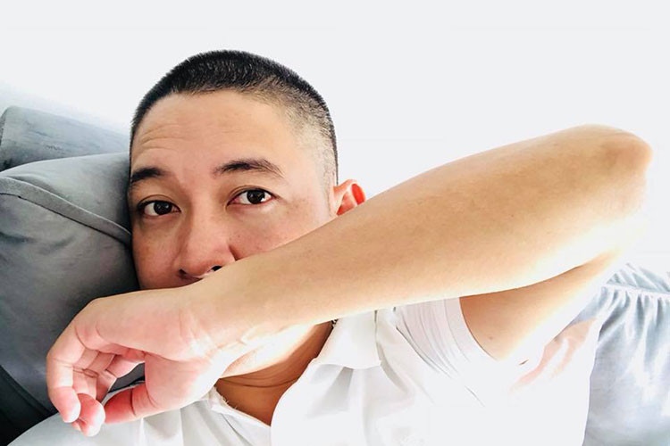 Hải Băng mang bầu lần 3 nhiều rủi ro, Thành Đạt đã xuống tóc và chăm đi chùa cầu bình an cho vợ con.