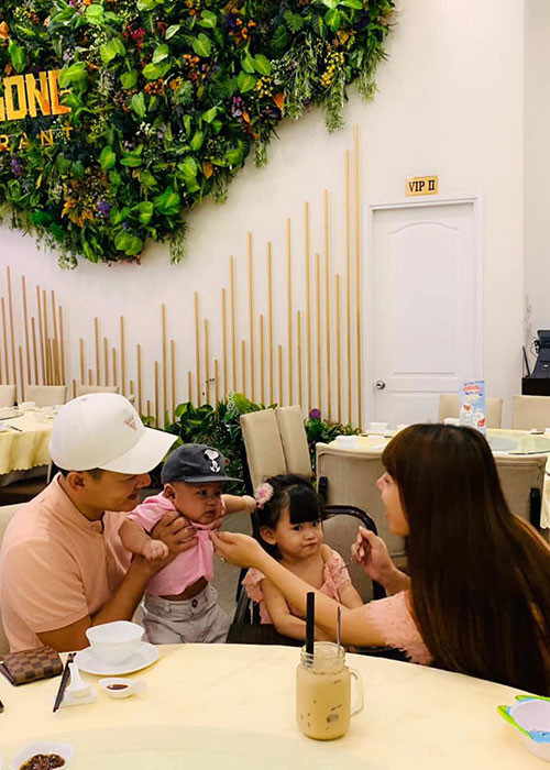 Mới đây, Hải Băng hạnh phúc đón tuổi mới bên ông xã Thành Đạt và các con.