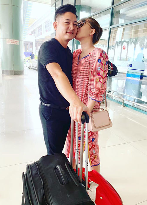 “Mẫu hậu vĩ đại của các hài nhi của trẫm. Mọi năm cứ đến sanh thần của nàng trẫm đều đau đầu nhức óc để nghĩ ra những lời hay ý đẹp và những chiêu trò để làm nàng vui. Nhưng sanh thần lần này của nàng ta không muốn chiêu trò gì nữa, vì nàng đang mang trọng trách, đang mang cốt nhục hài nhi của ta. Nay ta cầu ơn trên ban cho nàng 1 năm sanh thần thật vui vẻ, ấm áp, phụng thể an khang. Đặc biệt nàng phải luôn luôn rạng ngời hạnh phúc nhất thế gian vì luôn có trẫm và các hài nhi bên cạnh cùng nàng vượt qua mọi sóng gió. Tiếp chỉ”, Thành Đạt viết.