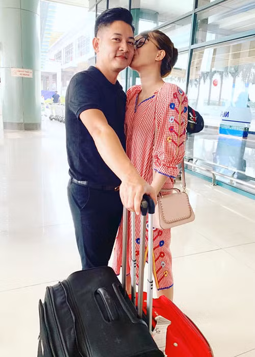 “Mẫu hậu vĩ đại của các hài nhi của trẫm. Mọi năm cứ đến sanh thần của nàng trẫm đều đau đầu nhức óc để nghĩ ra những lời hay ý đẹp và những chiêu trò để làm nàng vui. Nhưng sanh thần lần này của nàng ta không muốn chiêu trò gì nữa, vì nàng đang mang trọng trách, đang mang cốt nhục hài nhi của ta. Nay ta cầu ơn trên ban cho nàng 1 năm sanh thần thật vui vẻ, ấm áp, phụng thể an khang. Đặc biệt nàng phải luôn luôn rạng ngời hạnh phúc nhất thế gian vì luôn có trẫm và các hài nhi bên cạnh cùng nàng vượt qua mọi sóng gió. Tiếp chỉ”, Thành Đạt viết.