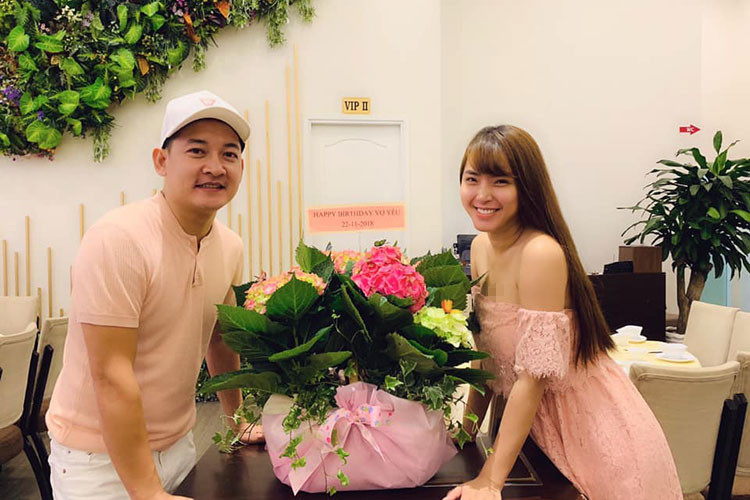 Ông xã của Hải Băng dành cả ngày đi tìm chậu hoa cẩm tú cầu để tặng vợ nhân dịp sinh nhật.