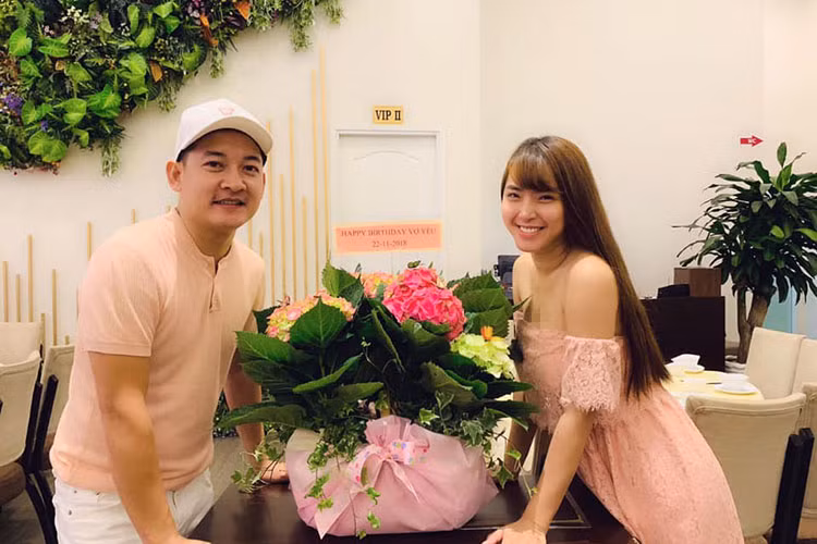 Ông xã của Hải Băng dành cả ngày đi tìm chậu hoa cẩm tú cầu để tặng vợ nhân dịp sinh nhật.