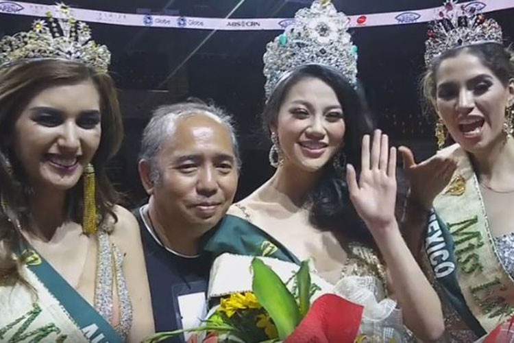 Hình ảnh ông Flores bên tân Hoa hậu Trái đất Phương Khánh trong đêm cô đăng quang. Ảnh: FBNV