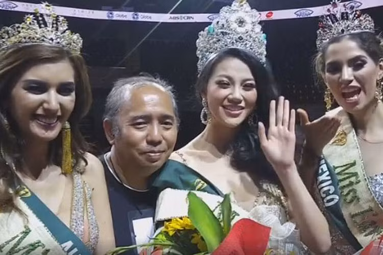 Hình ảnh ông Flores bên tân Hoa hậu Trái đất Phương Khánh trong đêm cô đăng quang. Ảnh: FBNV