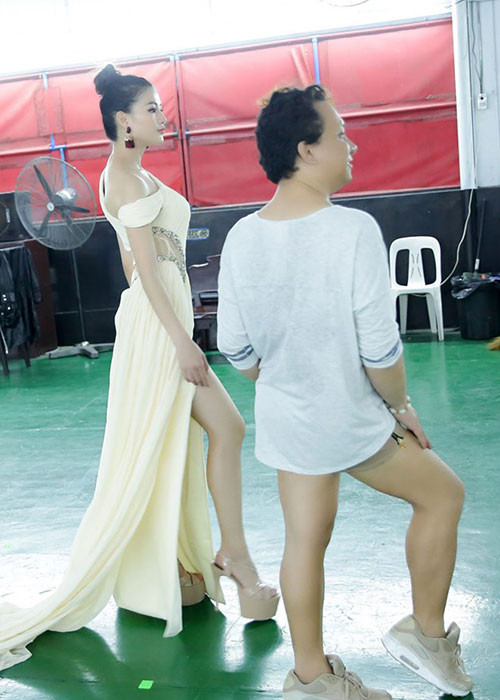 Thay vì tập trên sân khấu lớn, Hoa hậu Phương Khánh được đưa vào tập luyện trong một nhà kho không có điều hòa. Ảnh: Vietnamplus