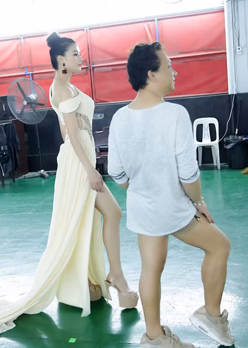 Thay vì tập trên sân khấu lớn, Hoa hậu Phương Khánh được đưa vào tập luyện trong một nhà kho không có điều hòa. Ảnh: Vietnamplus