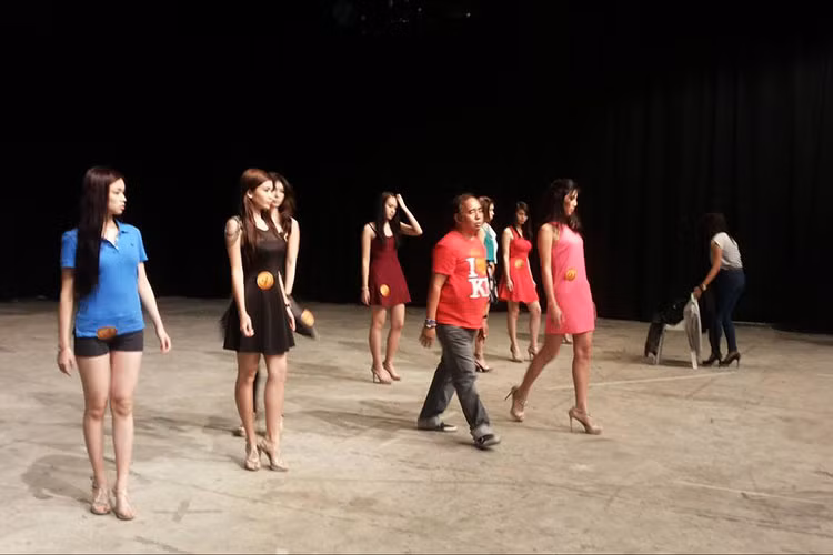 Theo abs-cbn, ông Flores từng có niềm tin trở thành một chuyên gia huấn luyện hoa hậu từ khi là một fan của các cuộc thi nhan sắc. Ảnh: FBNV