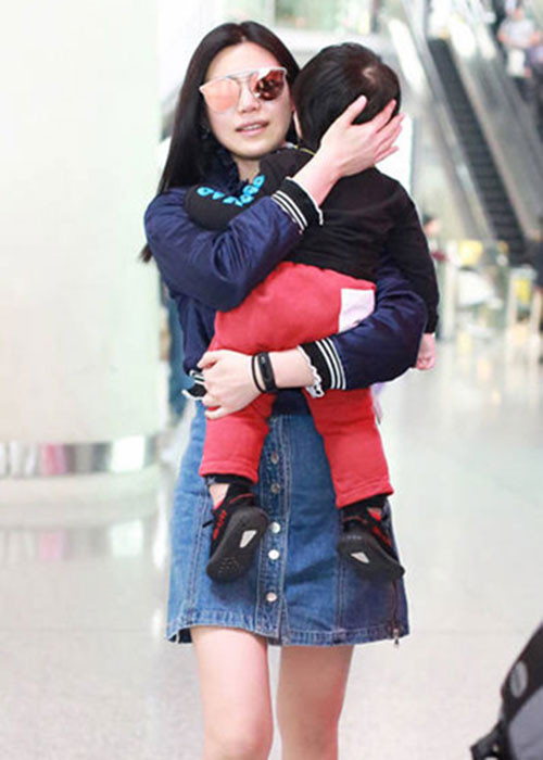 Tháng 2/2018, Trần Nghiên Hy bất ngờ vướng tin đồn ngoại tình với ca sĩ Anthony Neely. Phía công ty lập tức phủ nhận.