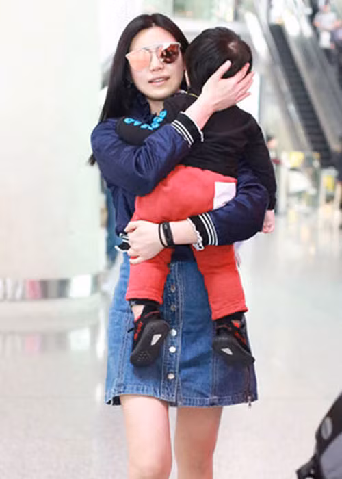 Tháng 2/2018, Trần Nghiên Hy bất ngờ vướng tin đồn ngoại tình với ca sĩ Anthony Neely. Phía công ty lập tức phủ nhận.