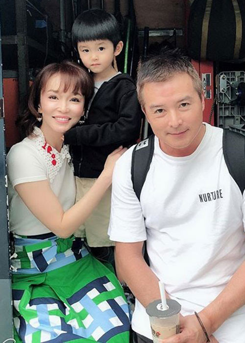 Lý Minh Thuận hết mực chiều chuộng vợ con còn Phạm Văn Phương chăm lo mọi việc rất chu toàn.