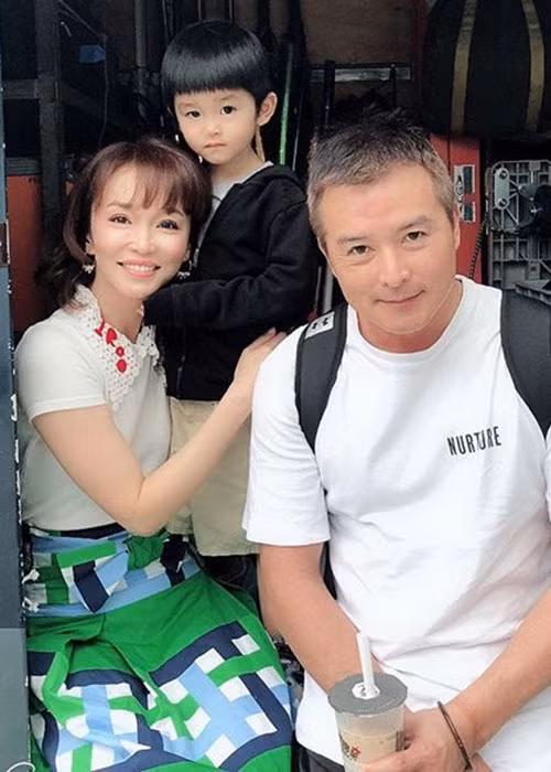 Lý Minh Thuận hết mực chiều chuộng vợ con còn Phạm Văn Phương chăm lo mọi việc rất chu toàn.