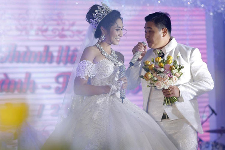 Chú rể cô dâu được khen ngợi xứng đôi vừa lứa. Ảnh: Zing