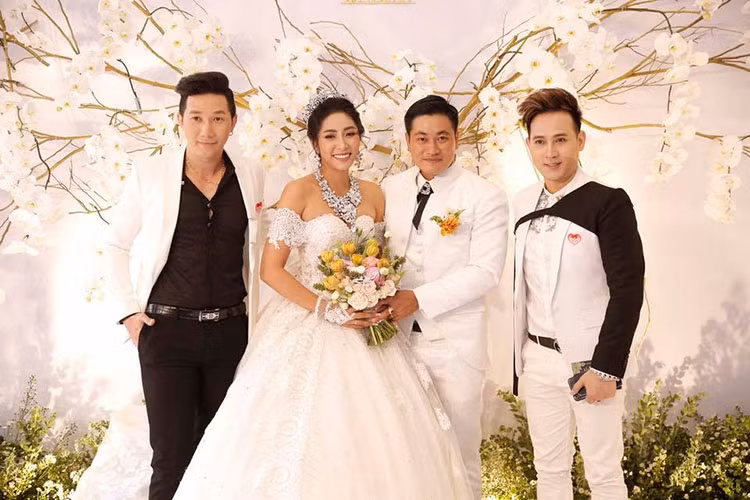 Đám cưới của Đặng Thu Thảo diễn ra tại Cần Thơ. Theo chia sẻ của người đẹp, tiệc cưới còn diễn ra ở quê của chú rể tại An Giang. Ảnh: FBNV