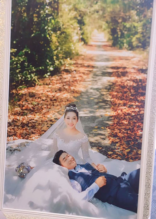 Một trong những bức ảnh cưới của vợ chồng Thu Thảo được trưng bày trong đám cưới. Ảnh: FBNV