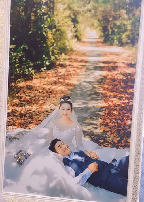 Một trong những bức ảnh cưới của vợ chồng Thu Thảo được trưng bày trong đám cưới. Ảnh: FBNV