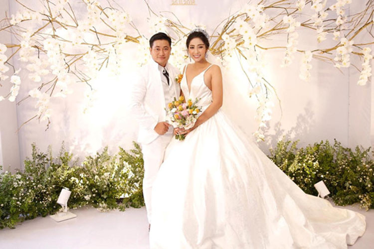 Tháng 9/2018, người đẹp đính hôn với bạn trai doanh nhân. Ảnh: Zing