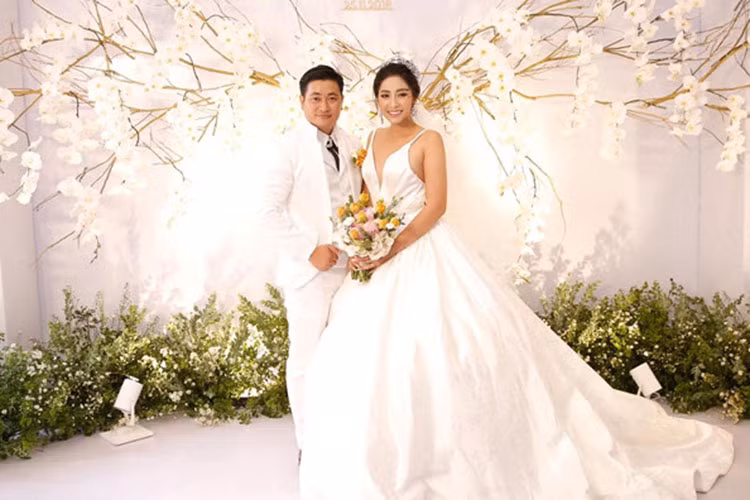 Tháng 9/2018, người đẹp đính hôn với bạn trai doanh nhân. Ảnh: Zing