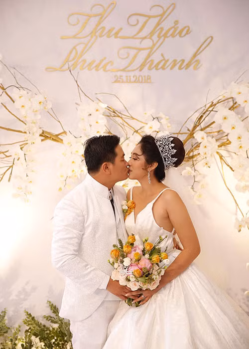 Khoảnh khắc cặp đôi trao cho nhau nụ hôn ngọt ngào trước các khách mời. Ảnh: Thể thao văn hóa