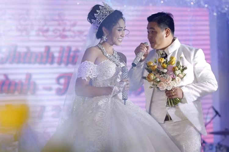 Chú rể cô dâu được khen ngợi xứng đôi vừa lứa. Ảnh: Zing