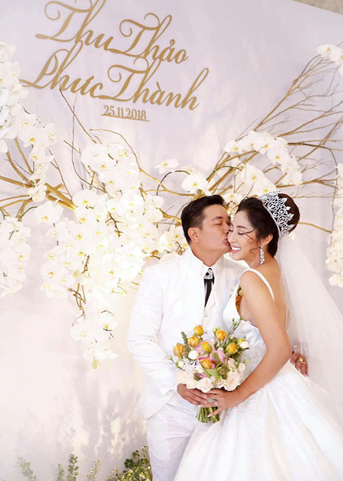 Trong đám cưới, Đặng Thu Thảo xinh như công chúa, liên tục tình tứ bên ông xã. Ảnh: FBNV