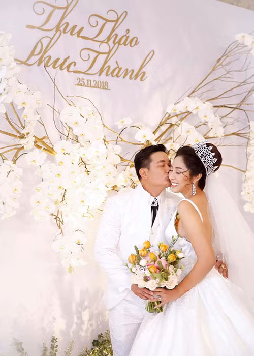 Trong đám cưới, Đặng Thu Thảo xinh như công chúa, liên tục tình tứ bên ông xã. Ảnh: FBNV