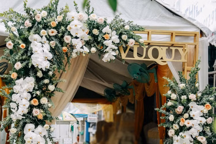 Không gian lễ vu quy tại nhà của Đặng Thu Thảo được trang hoàng lộng lẫy. Được biết, Thu Thảo quen chồng khi cùng đóng chung phim "Hồn lụa". Sau khi phim đóng máy, cả hai cũng bắt đầu hẹn hò. Trong suốt 3 năm yêu nhau, Thu Thảo và doanh nhân Phúc Thành không công khai chuyện tình cảm với công chúng. Ảnh: Thế giới điện ảnh