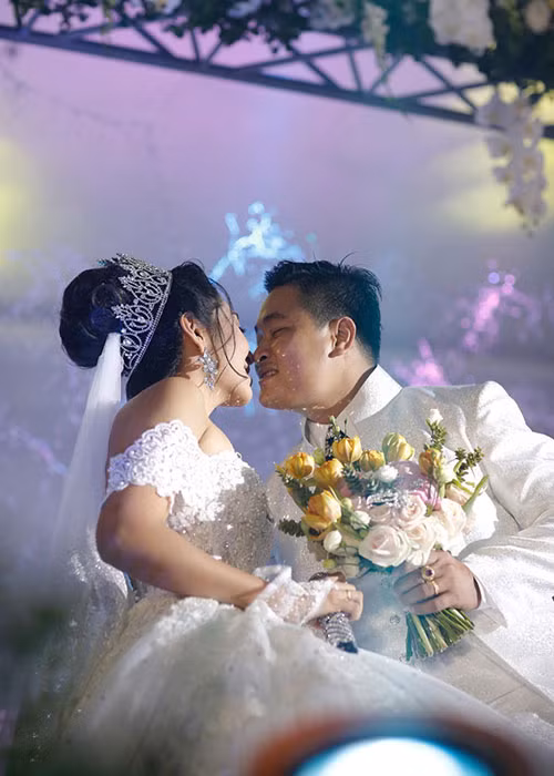 Khoảnh khắc vợ chồng Đặng Thu Thảo khóa môi nhau ngọt ngào khi hát. Ảnh: Zing