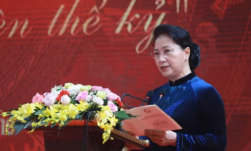 Chu tich Quoc hoi trao HC Doc lap hang Ba cho ngoi truong 110 tuoi-Hinh-3