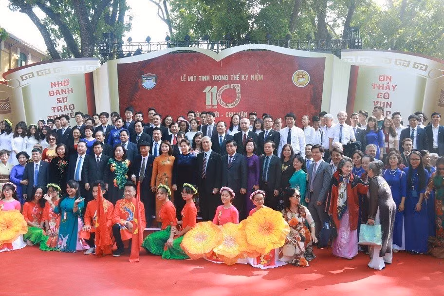 Chu tich Quoc hoi trao HC Doc lap hang Ba cho ngoi truong 110 tuoi-Hinh-5