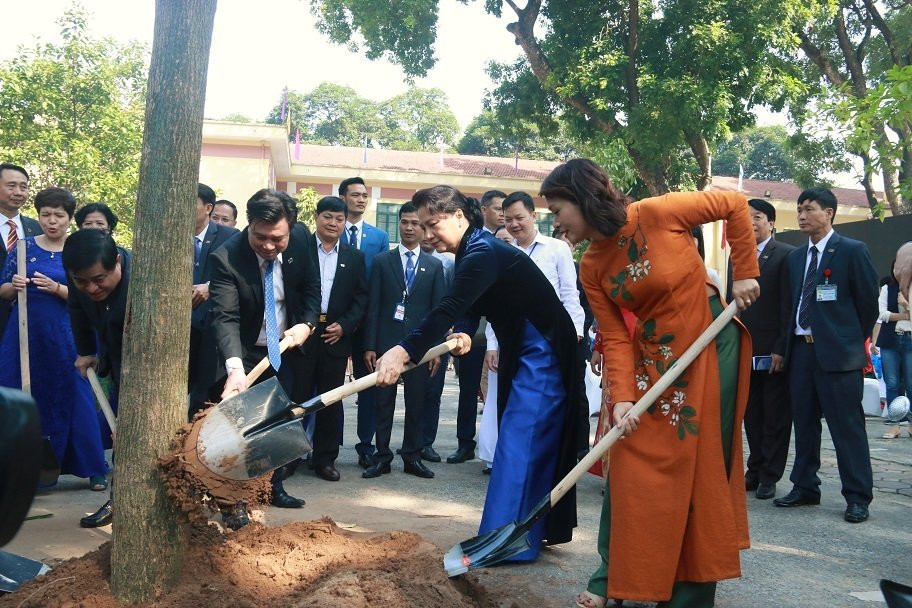 Chu tich Quoc hoi trao HC Doc lap hang Ba cho ngoi truong 110 tuoi-Hinh-4