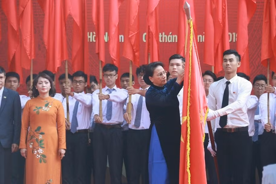 Chu tich Quoc hoi trao HC Doc lap hang Ba cho ngoi truong 110 tuoi-Hinh-2