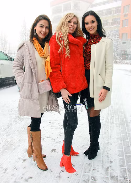 Theo kế hoạch, bán kết trình diễn trang phục áo tắm và dạ hội sẽ diễn ra lần lượt vào ngày 25/11 và 2/12.