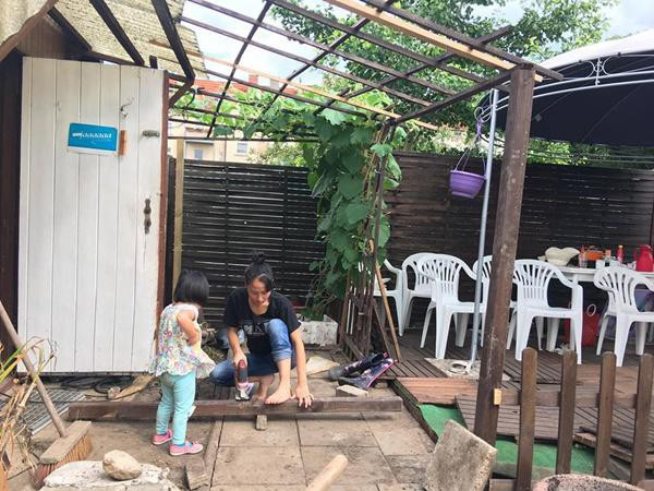 Để có được khu vườn như mơ ước như hiện tại, chị Ngọc Hà cũng đã lên kế hoạch một cách tỉ mỉ. Ban đầu, chị đào đất nhằm bỏ đi lớp rễ cỏ, sỏi đá và rễ cây cổ thụ. Sau đó đánh đất thành luống bằng cách lấy gạch và gỗ kẻ ngăn.