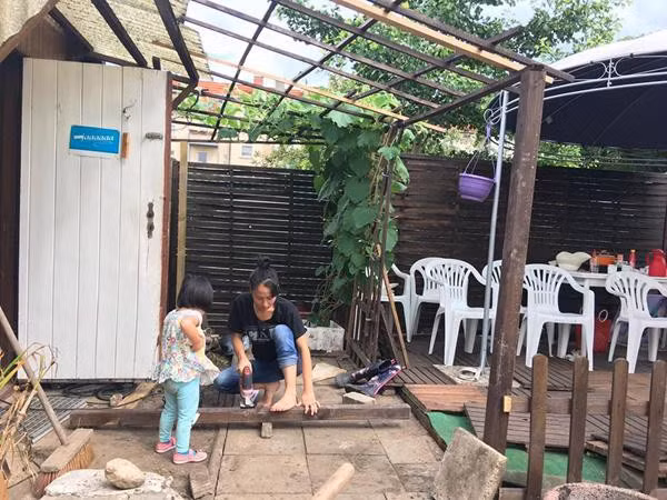 Để có được khu vườn như mơ ước như hiện tại, chị Ngọc Hà cũng đã lên kế hoạch một cách tỉ mỉ. Ban đầu, chị đào đất nhằm bỏ đi lớp rễ cỏ, sỏi đá và rễ cây cổ thụ. Sau đó đánh đất thành luống bằng cách lấy gạch và gỗ kẻ ngăn.