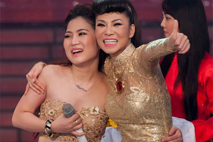 Hương Tràm là học trò của Thu Minh tại cuộc thi Giọng hát Việt 2012. Sau khi bị Thu Minh tố cắt liên lạc sau khi giành quán quân Giọng hát Việt, Hương Tràm đã viết một bức tâm thư lu loa lý do cô không liên lạc với thầy cũ. Ảnh: Zing