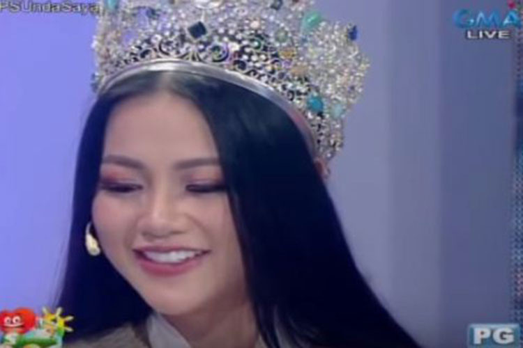 Hình ảnh Phương Khánh thử các món ăn Philippines trong một chương trình truyền hình sau đêm chung kết cuộc thi Hoa hậu Trái đất 2018.