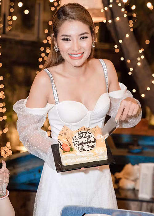 Nữ ca sĩ tự tin về hình thể xuất sắc của mình. Được biết, cô giữ vóc dáng nhờ tập gym, yoga.