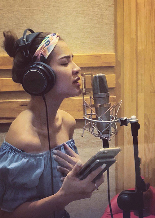 Hình ảnh Phương Trinh Jolie khoe vai trần quyến rũ khi đi thu âm.