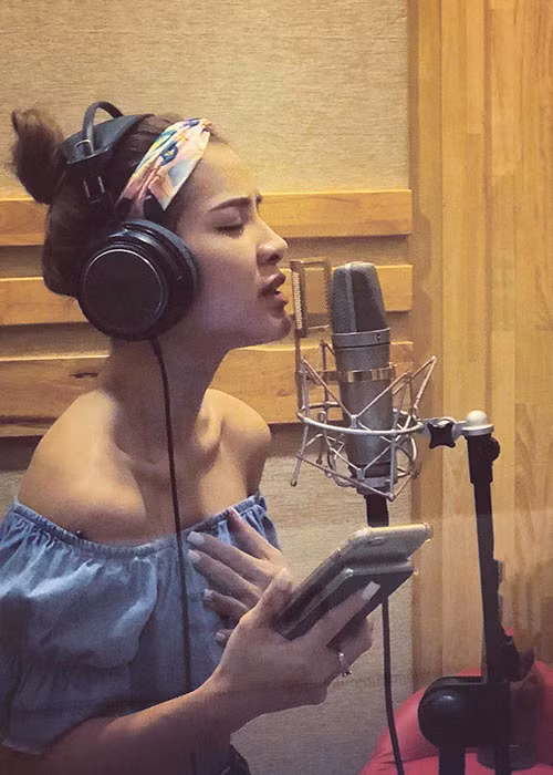 Hình ảnh Phương Trinh Jolie khoe vai trần quyến rũ khi đi thu âm.