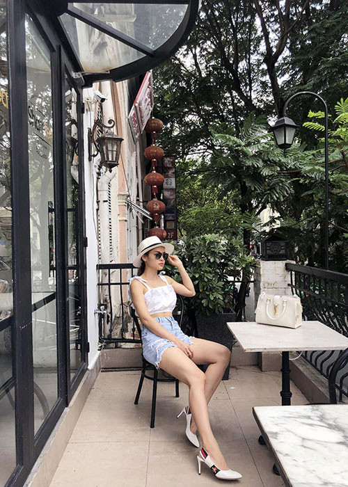 Nữ ca sĩ sở hữu đôi chân thon gon, dài miên man đáng ghen tỵ.