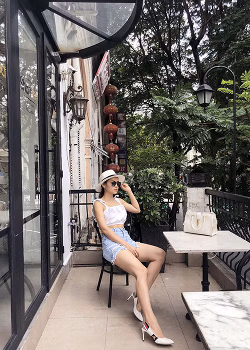 Nữ ca sĩ sở hữu đôi chân thon gon, dài miên man đáng ghen tỵ.