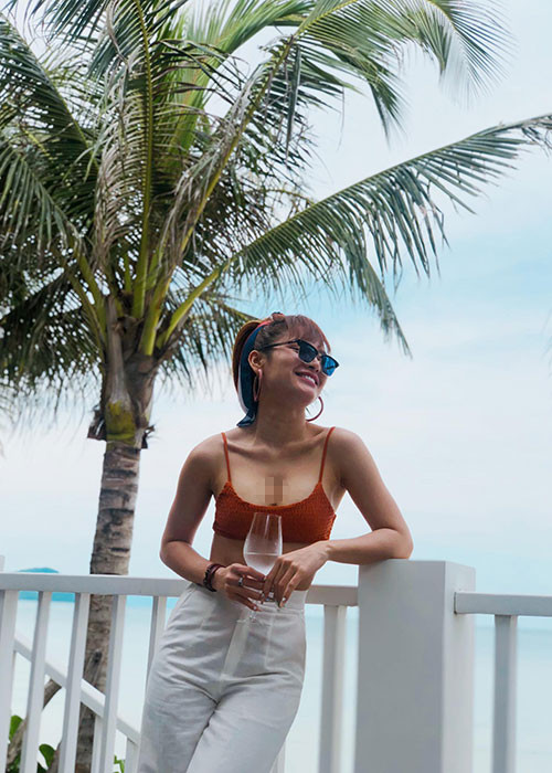 Vòng một của Phương Trinh Jolie cũng gợi cảm, đốt mắt người đối diện.