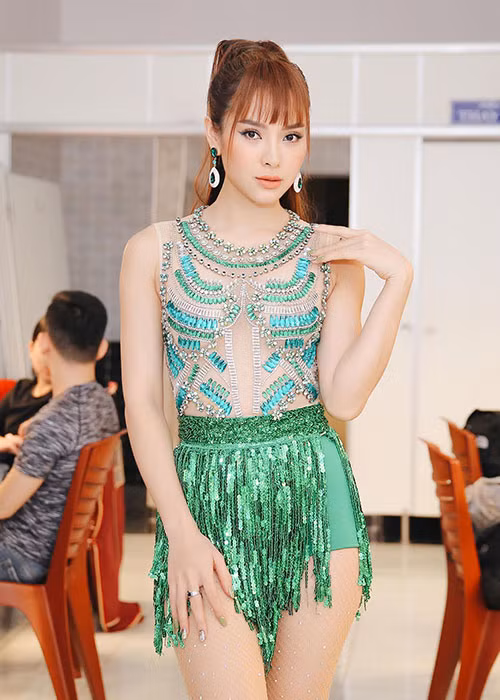 Phương Trinh Jolie từng thẳng thắn thừa nhận cô có phẫu thuật thẩm mỹ nhưng không tiết lộ đã sửa chỗ nào trên cơ thể.