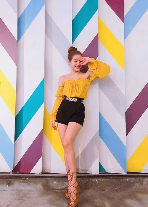 Ngoài đời, Phương Trinh Jolie ăn mặc trẻ trung, sành điệu và không kém phần gợi cảm.